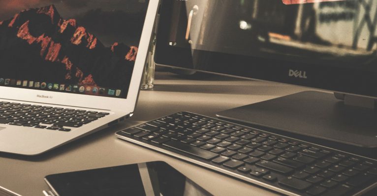 Office mit Macbook und Dell
